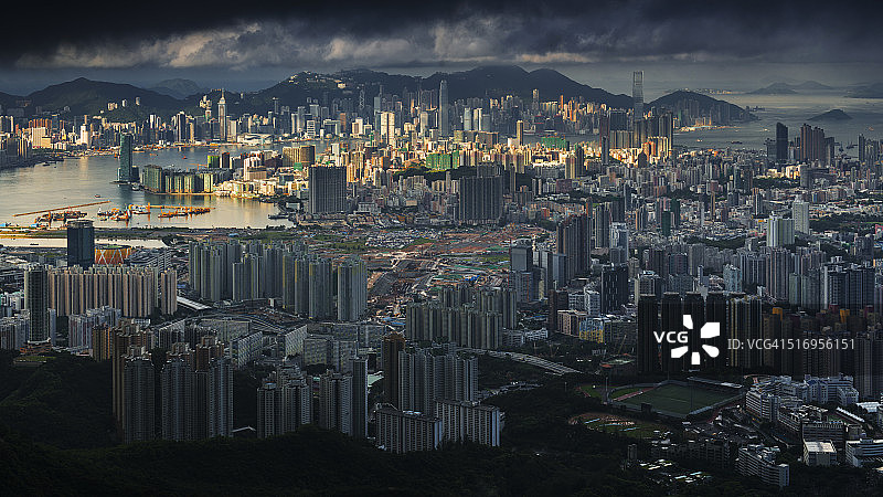 阳光照耀多云的香港城图片素材