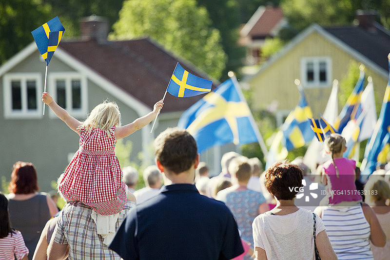 人们庆祝瑞典的国庆节图片素材