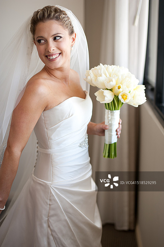 新娘肖像与花束微笑图片素材