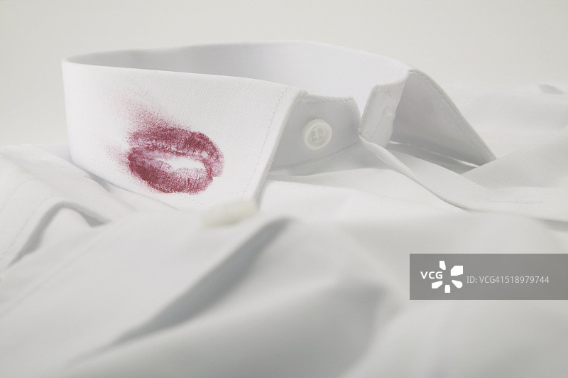 一个被弄脏的口红吻在白领上的细节图片素材