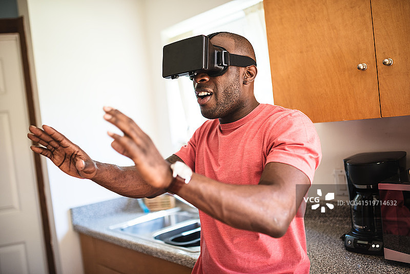 非洲人用虚拟现实设备模拟器娱乐自己图片素材