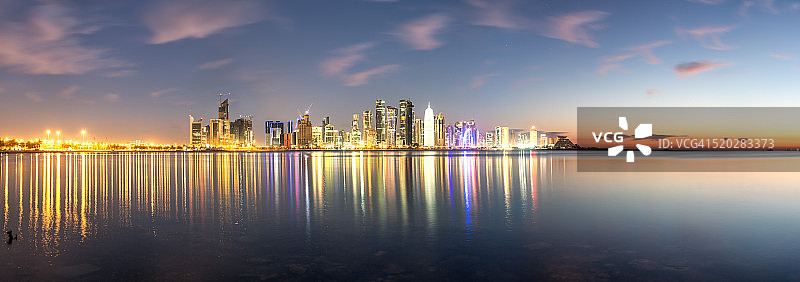卡塔尔，日出时的多哈全景图片素材