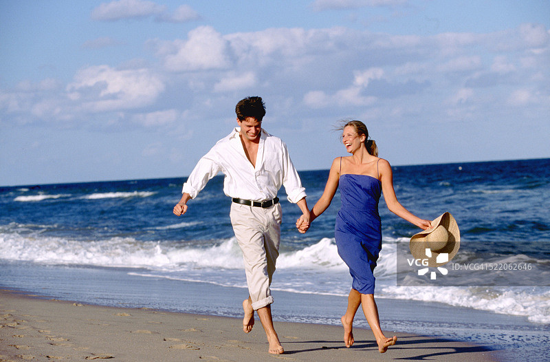 在海滩上散步的夫妇图片素材