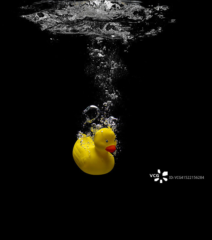 橡皮鸭在水中下沉图片素材