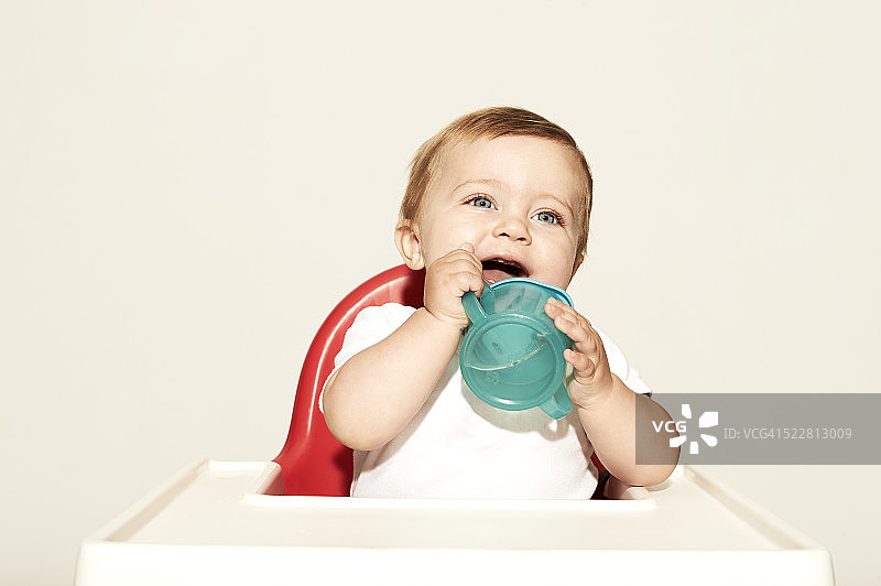 笑着喝水的婴儿图片素材