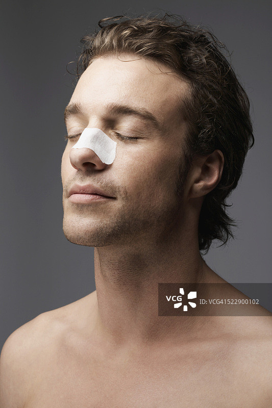 男人在鼻子上使用毛孔条图片素材