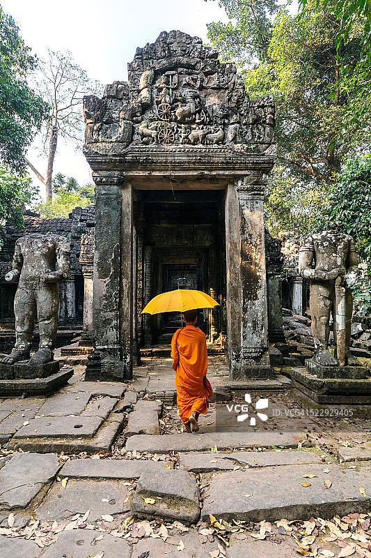 带伞的和尚，吴哥窟，柬埔寨图片素材