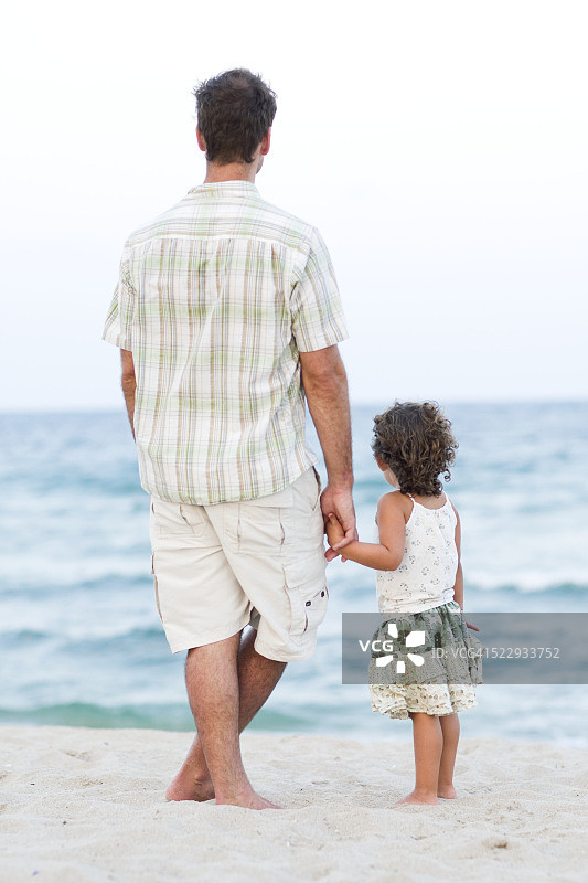 海滩上的父亲和女儿图片素材