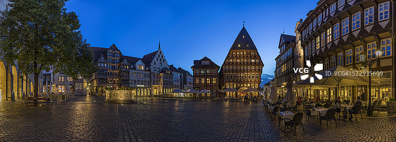 德国，巴伐利亚，希尔德斯海姆，晚上的市场，全景图片素材