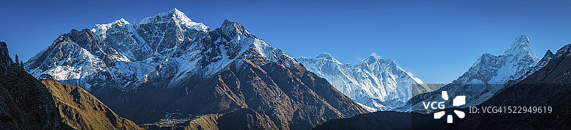 珠穆朗玛峰的山峰，尼泊尔喜马拉雅山夏尔巴人村庄的全景图片素材