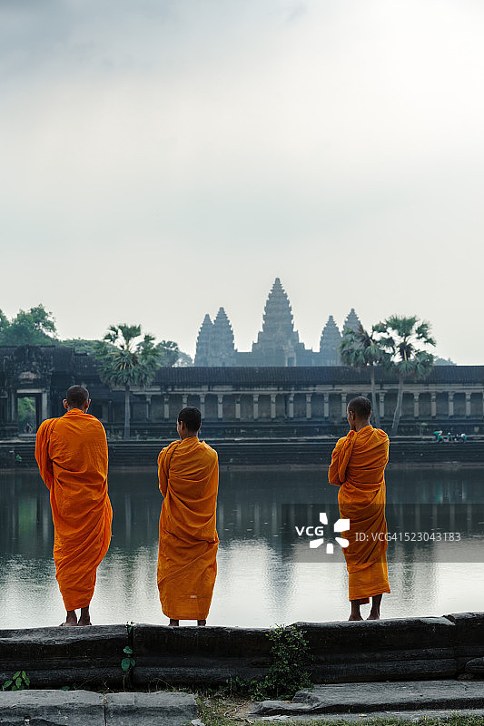 柬埔寨，佛教僧侣在看吴哥窟图片素材