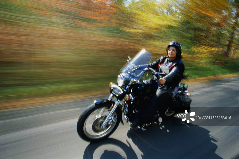 女人骑摩托车图片素材