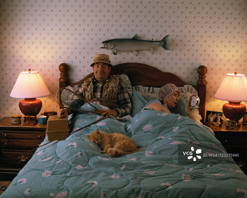 渔夫和妻子在床上图片素材