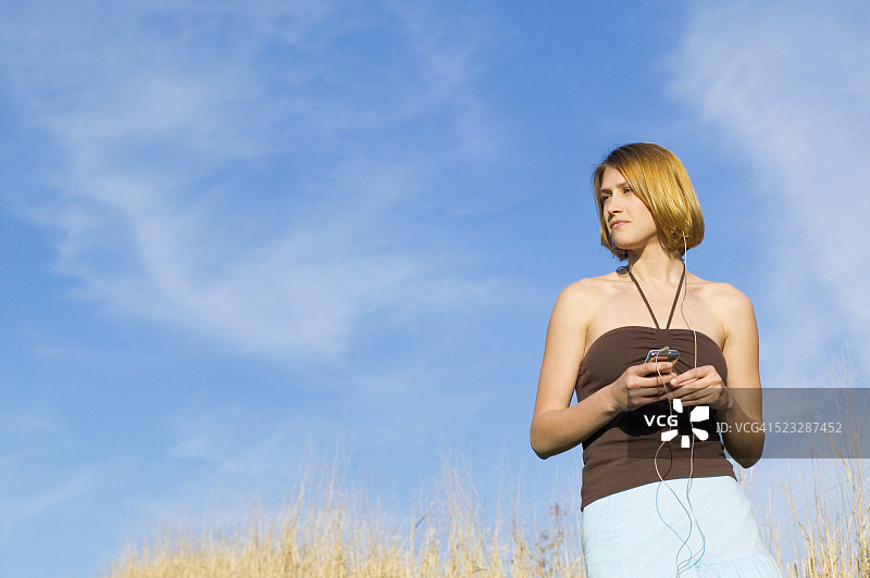 年轻女子使用MP3播放器图片素材