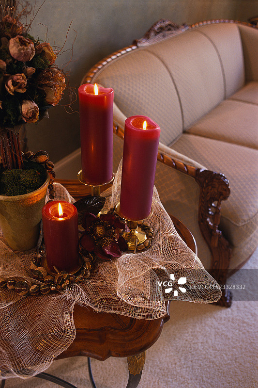 客厅沙发旁的蜡烛图片素材