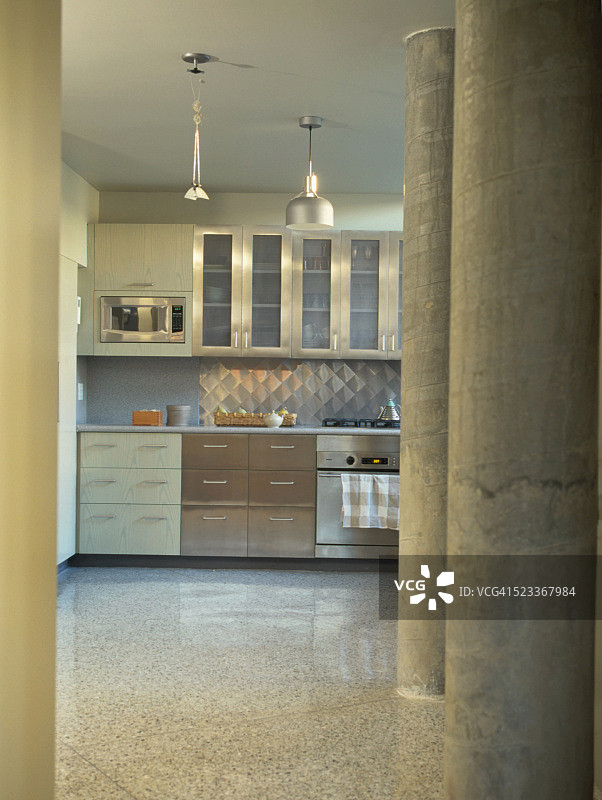 现代水泥和不锈钢厨房与花岗岩地板图片素材