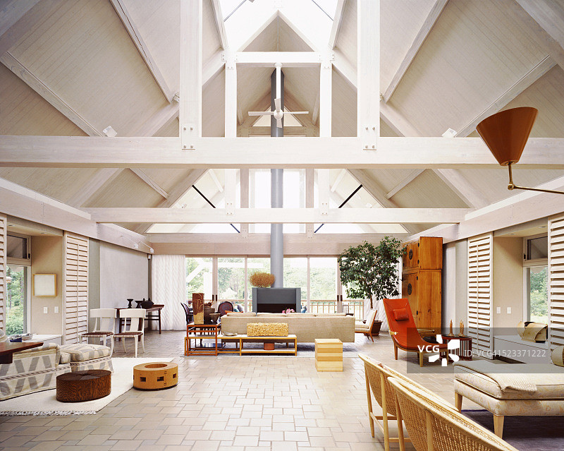 充满阳光的房子，拱形天花板和折衷的家具图片素材