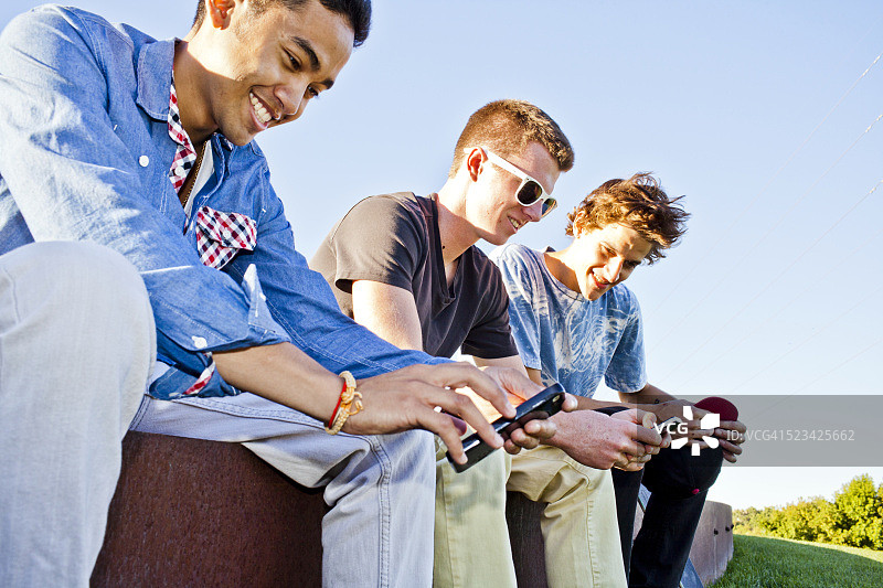 青少年(16-17岁)朋友使用智能手机图片素材