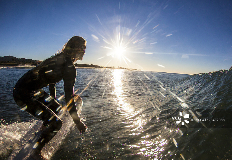 年轻女子独自冲浪黎明，文图拉，加州，美国图片素材