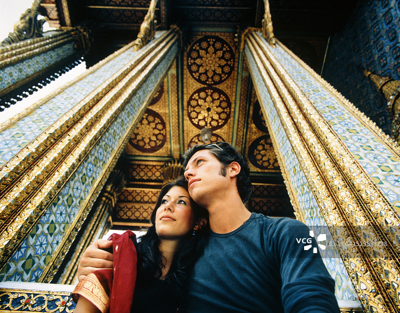 年轻夫妇在皇宫拥抱图片素材