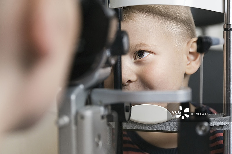 验光师在诊所检查男孩的视力图片素材