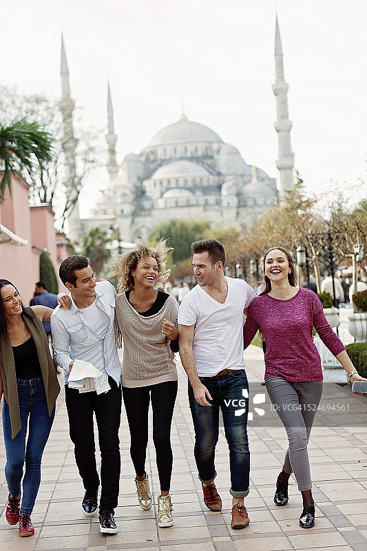 游客和他们的土耳其朋友在苏丹艾哈迈德图片素材