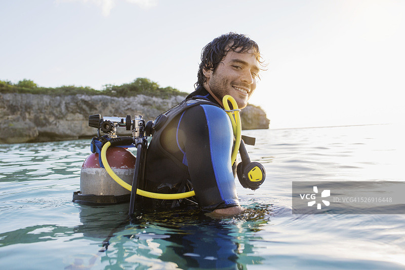 在海里带着水肺潜水设备的人图片素材