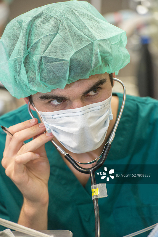 麻醉师在手术中使用听诊器监测病人图片素材