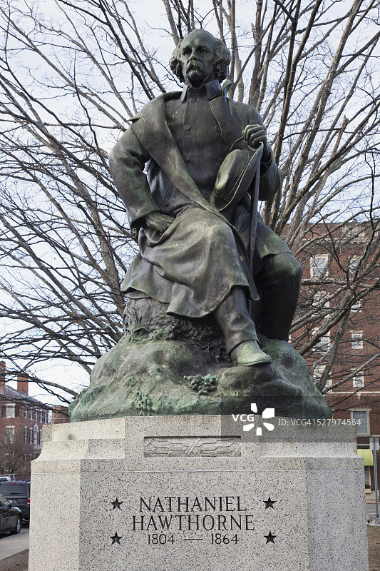 纳塔尼尔·霍桑雕像，塞勒姆，马萨诸塞州，美国，2014年3月16日图片素材