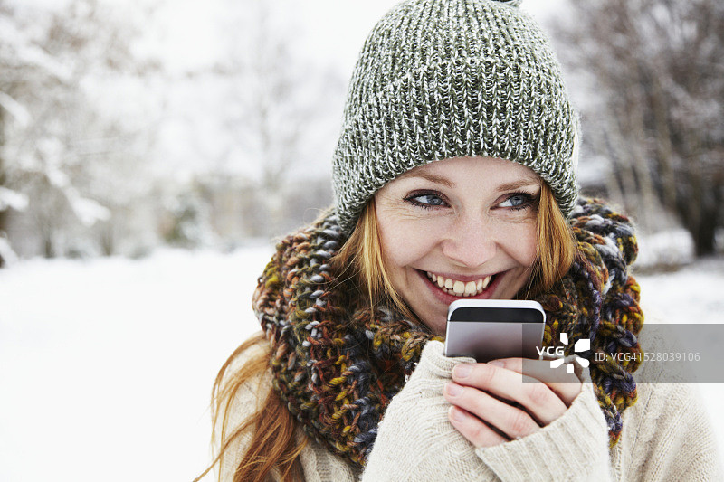 年轻女子穿着冬装打电话图片素材
