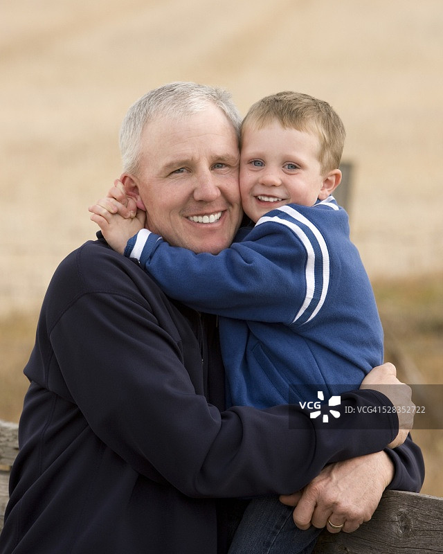 父亲和儿子;男孩拥抱他的父亲图片素材