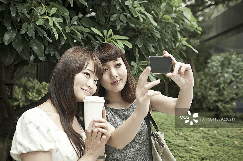 日本妇女在街上谈论照片图片素材