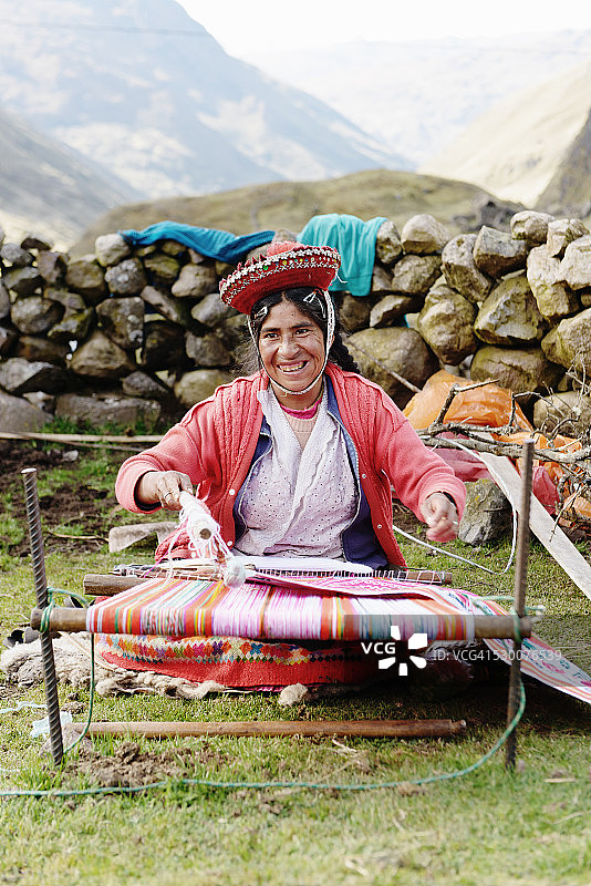 秘鲁拉雷斯的盖丘亚妇女织布图片素材