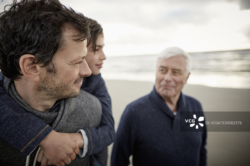 祖父，父亲和儿子在海滩上图片素材