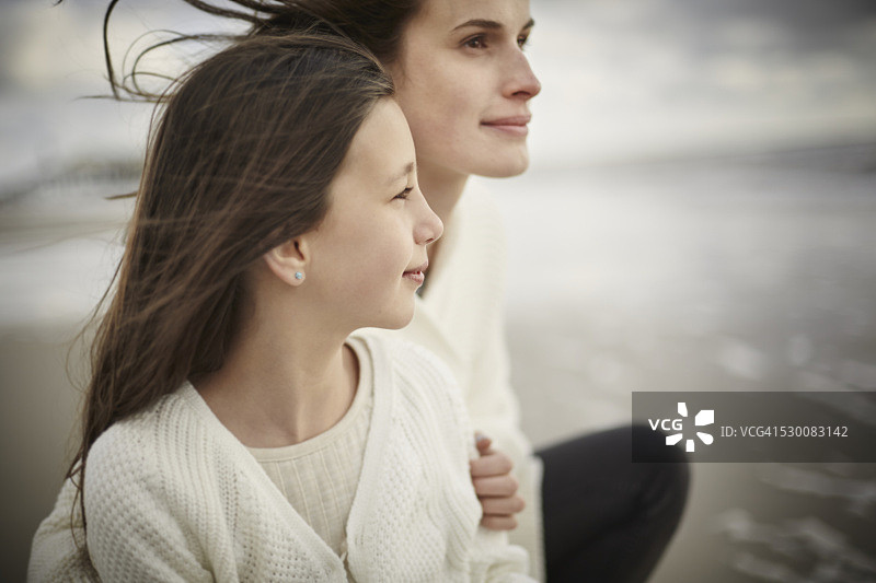 母亲和女儿在海边图片素材