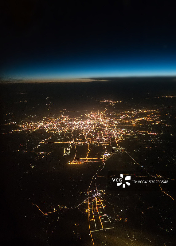 从飞机的窗口观看城市的夜晚图片素材