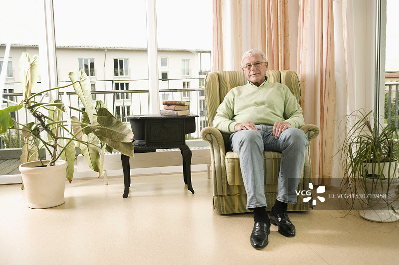 一位老人坐在德国巴伐利亚州的疗养院里图片素材