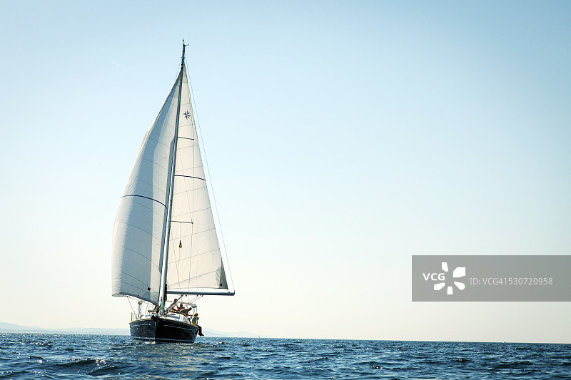 克罗地亚亚得里亚海的帆船正在行驶图片素材