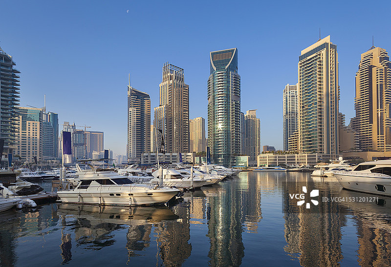 阿拉伯联合酋长国，迪拜，迪拜码头，游艇港与摩天大楼图片素材
