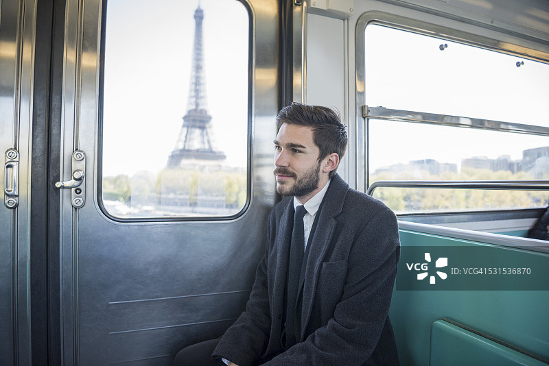 在巴黎乘火车上下班的商人图片素材