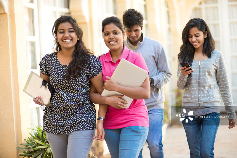 年轻的印度女学生在大学图片素材