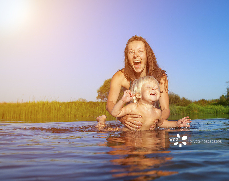 母亲和婴儿在水里图片素材