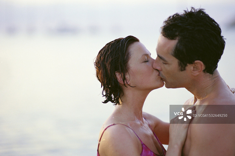 情侣在海边接吻图片素材