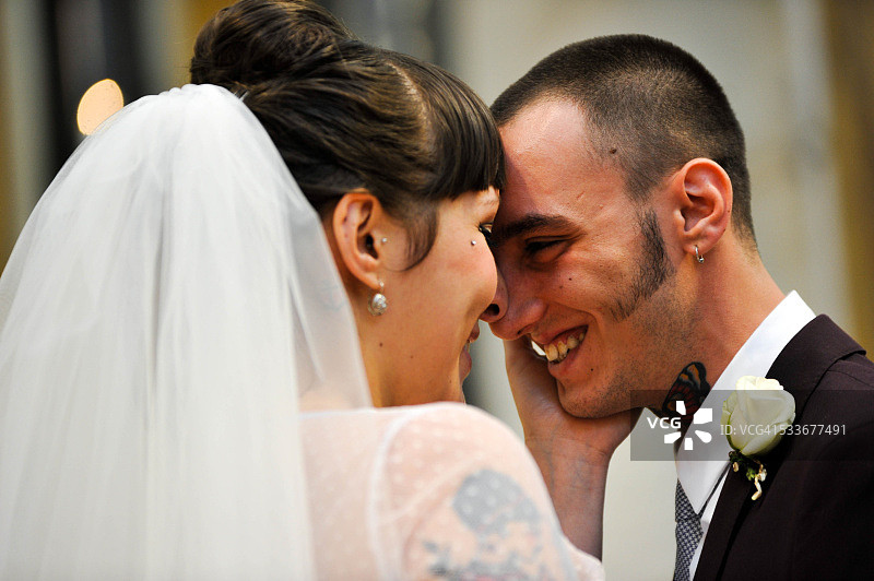 新婚夫妇在婚礼后接吻图片素材
