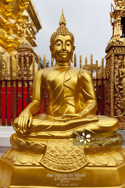 寺庙金佛雕像的特写图片素材