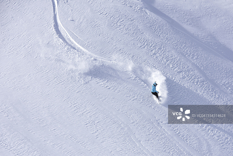 滑雪者在一个美丽的山坡上滑雪图片素材
