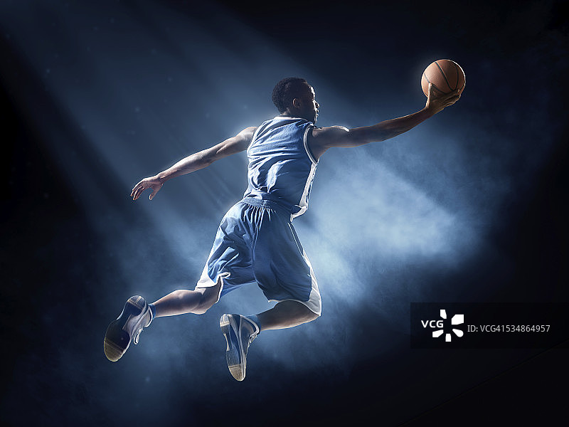 篮球运动员跳投图片素材