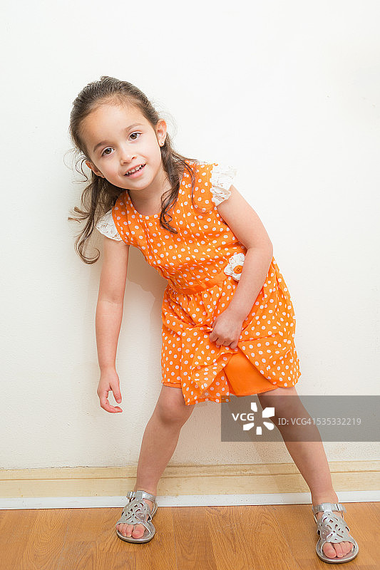穿着橙色连衣裙的可爱女孩图片素材
