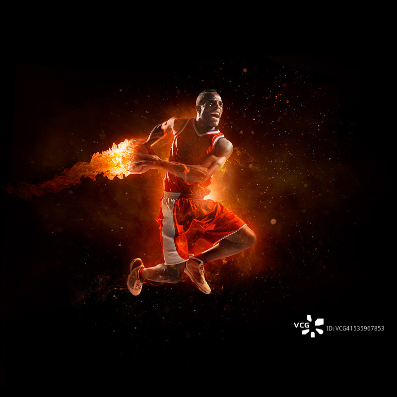 篮球运动员用火球跳投图片素材
