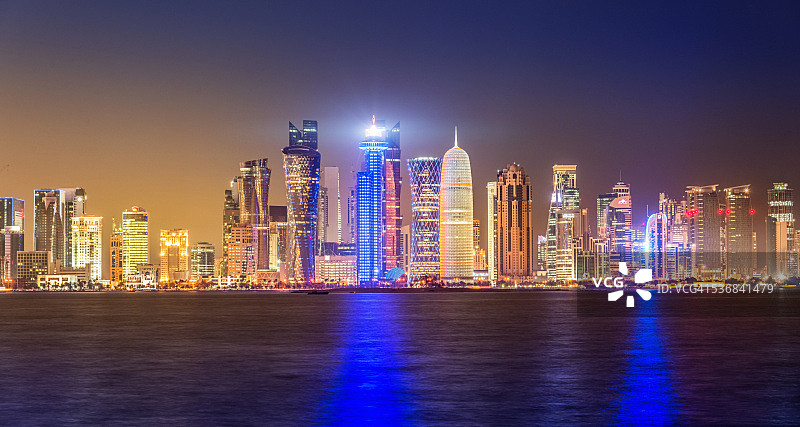 夜晚卡塔尔的多哈天际线图片素材